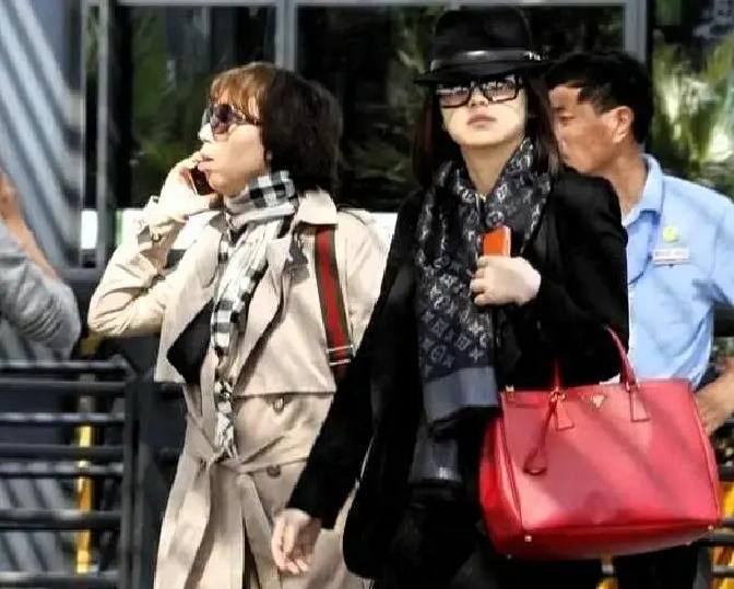 15万一只包，11岁王诗龄拎得动吗？
 
她刚放寒假，从英国飞回香港。李湘没让女