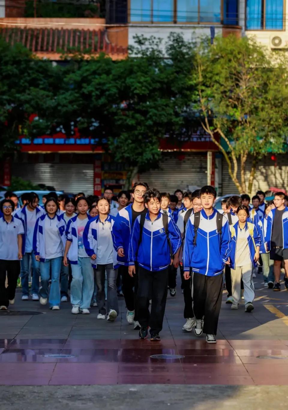 多地试点直升高中。以后中考可能真的要被取消了，我国多地探索多元初升高途径。浙江嵊