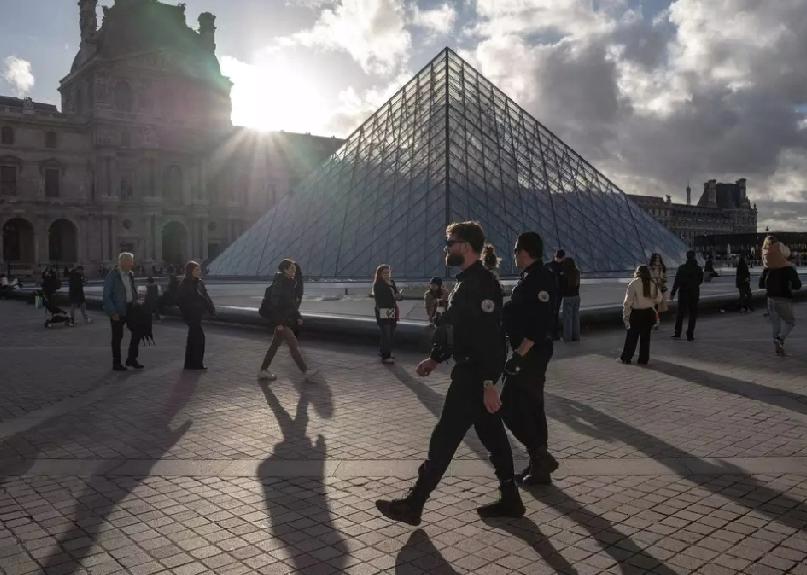 卢浮宫盗窃案的启示
世界四大博物馆之首卢浮宫的视频监控服务器，密码居然是“Lou