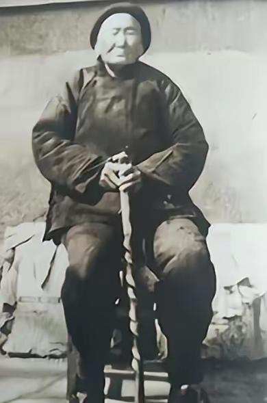 1941年，一位老妇人请“汉奸”侄子吃饭，突然压低声音道“孩子，给我弄300发子