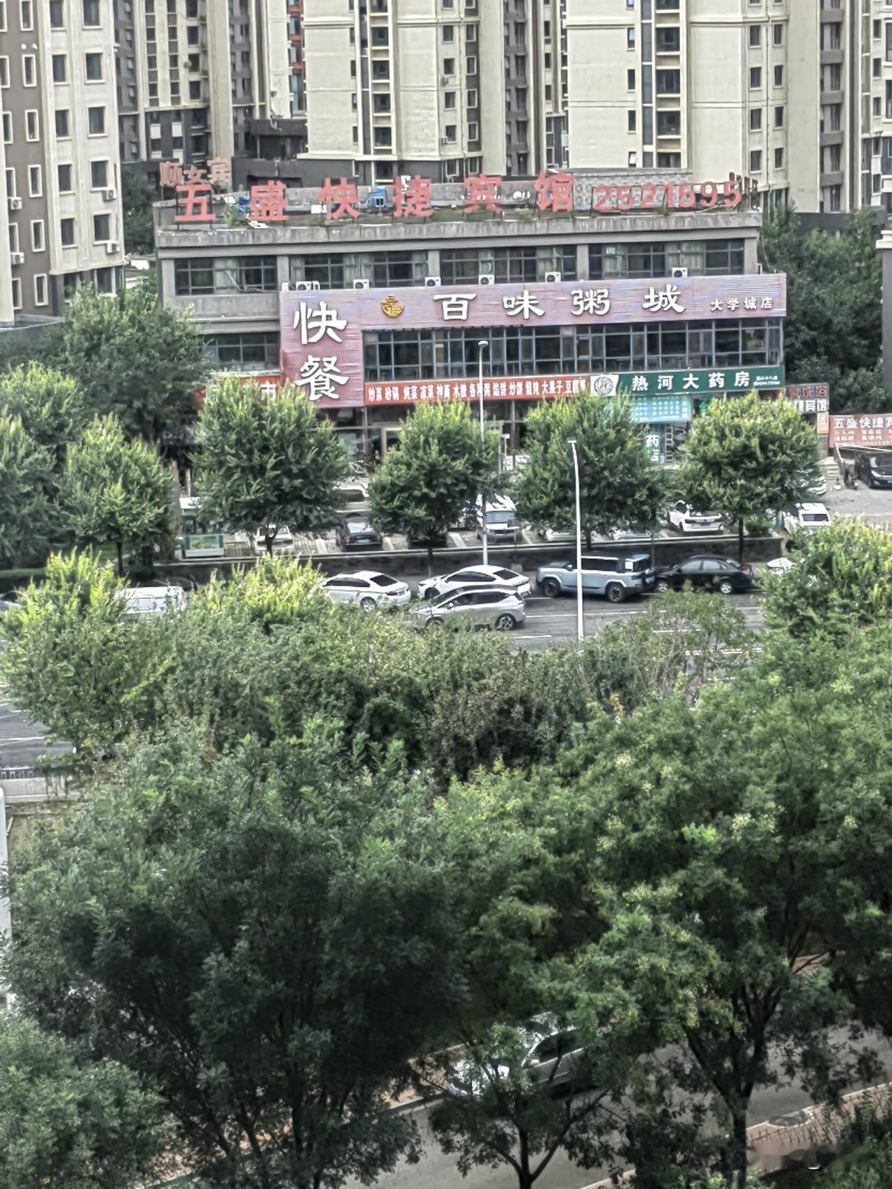 不是轰轰烈烈的誓言，也不是一时心动的新鲜感。
是懂得换位思考的体谅，是遇事不逃避