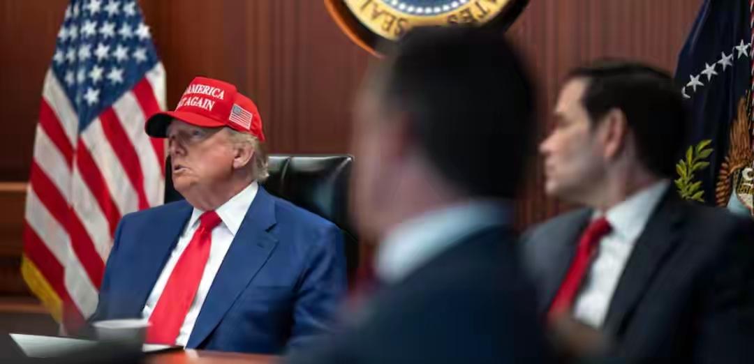 特朗普想打伊朗，12艘战舰云集中东，美军上将吐真言：劝总统三思