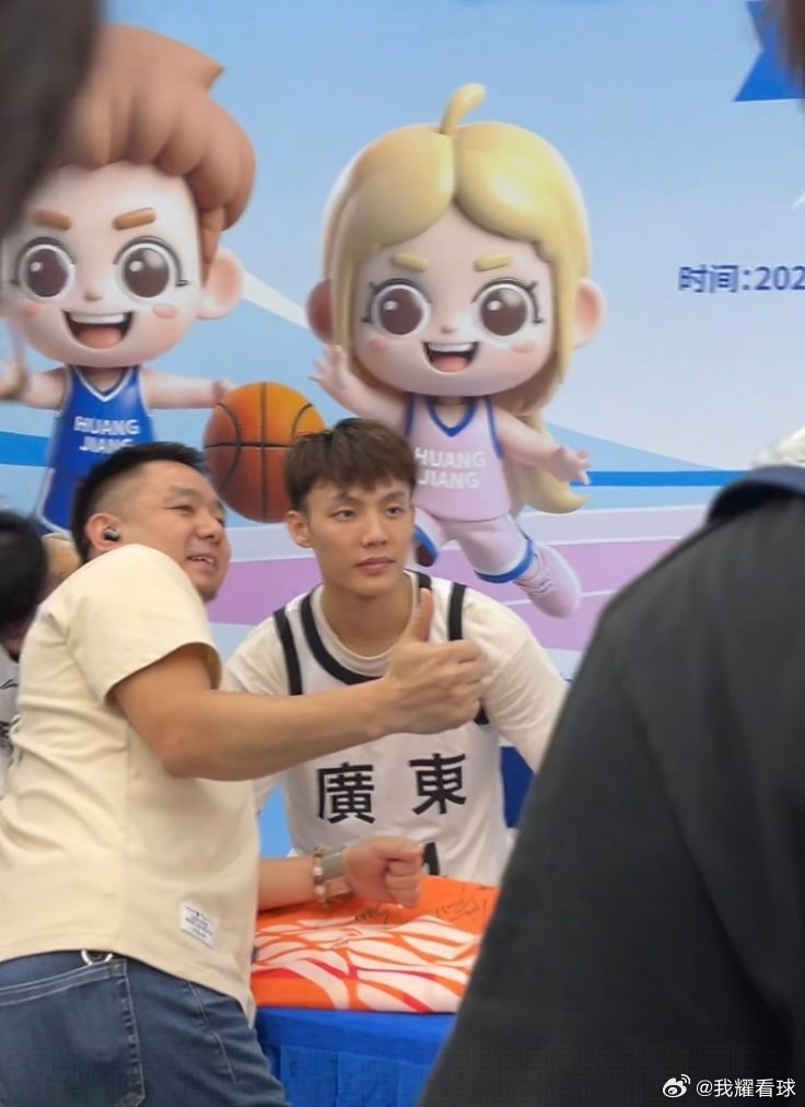 结束重庆站热身赛后，广东全运男篮回到了东莞在黄江体育馆举行球迷见面会，徐杰、杜润