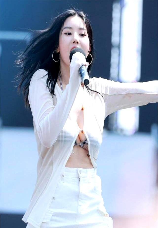 水弹女王权恩妃，从乞力马扎罗下来，鼻子和嘴唇二度烧伤。
 
她对着镜子，拍下自己