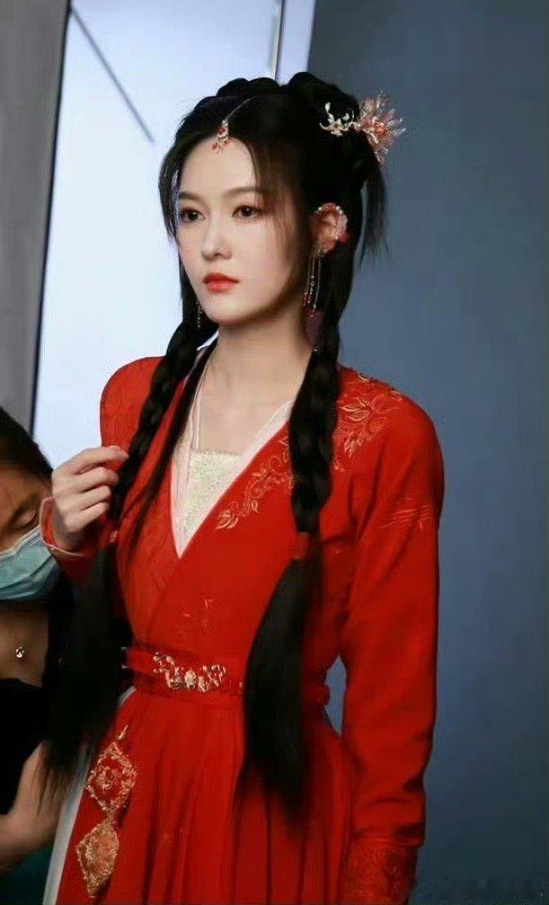 勿扰飞升开播，陆婷玉的祖传红衣3.0版直接美出圈，双丸子头搭配明艳红衣，元气与灵