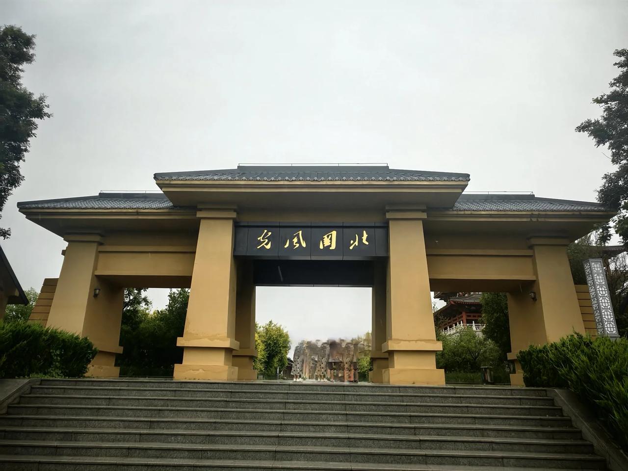 避暑旅游第八站：游览北国风光风景区。
这里是被赞誉为“盖世之精品，千古之绝唱”的