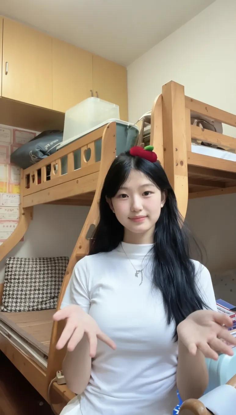 有很多美女让人过目难忘。比如奥黛丽·赫本，她在《罗马假日》里，一头黑色短发，灵动