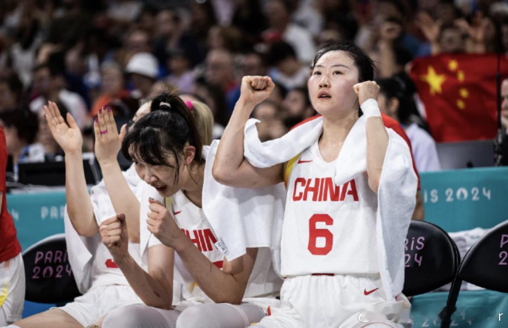好消息：今天上半场韩旭的状态比上一场好太多了！坏消息：女篮落后 防守端的问题依旧