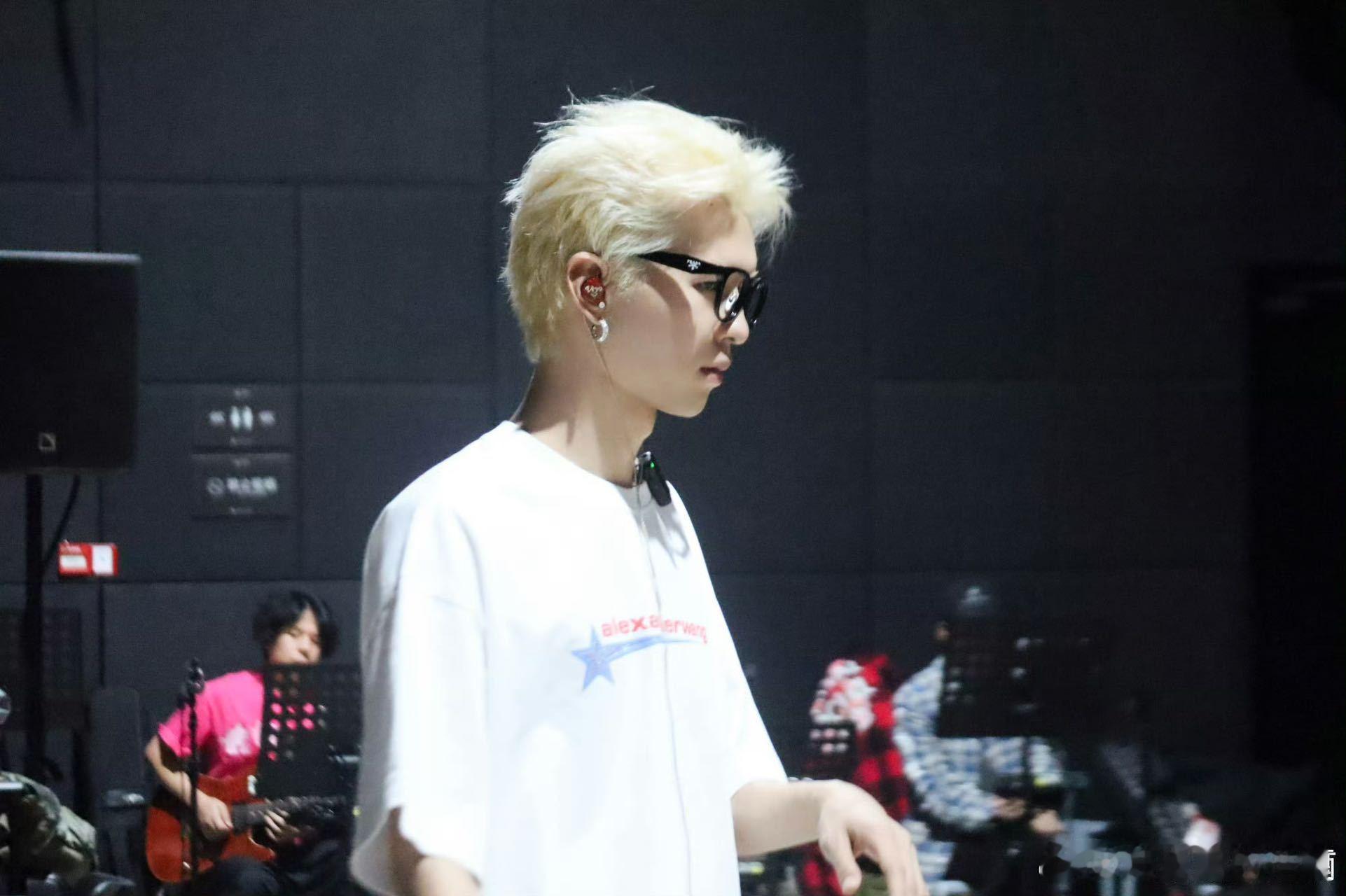 何浩楠HE限定生日演唱会 倒计时已敲响，宝宝要天天开心没悲伤！这次生日会虽不能亲