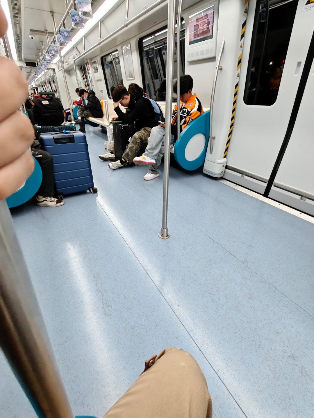 坐地铁，有两个很RICK&ROCK的姐们坐我对面，脸上打的钉子和穿孔比我显示器按