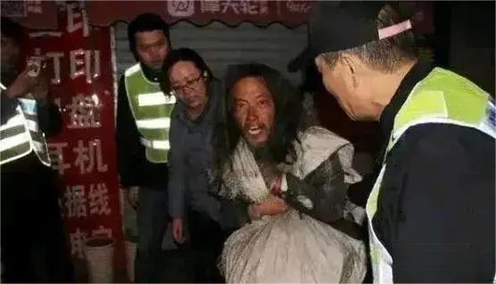 2020年，上海警方采集信息时，在一间废弃屋子里找到了个流浪汉，流浪汉神志不清，