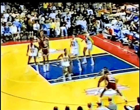 现在球员很少像乔丹那样硬冲内线包夹了。要么外线直接扔，要么冲进去看到包夹赶紧传—