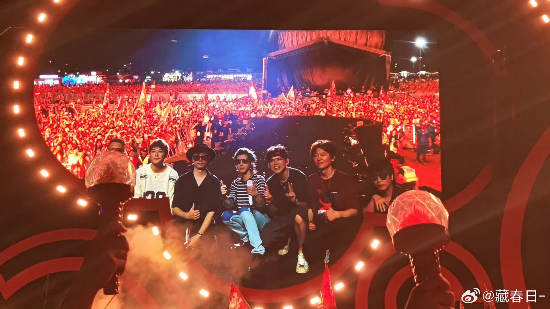 华晨宇[超话] 好萌！！！正反面都比了✌️ ​​​