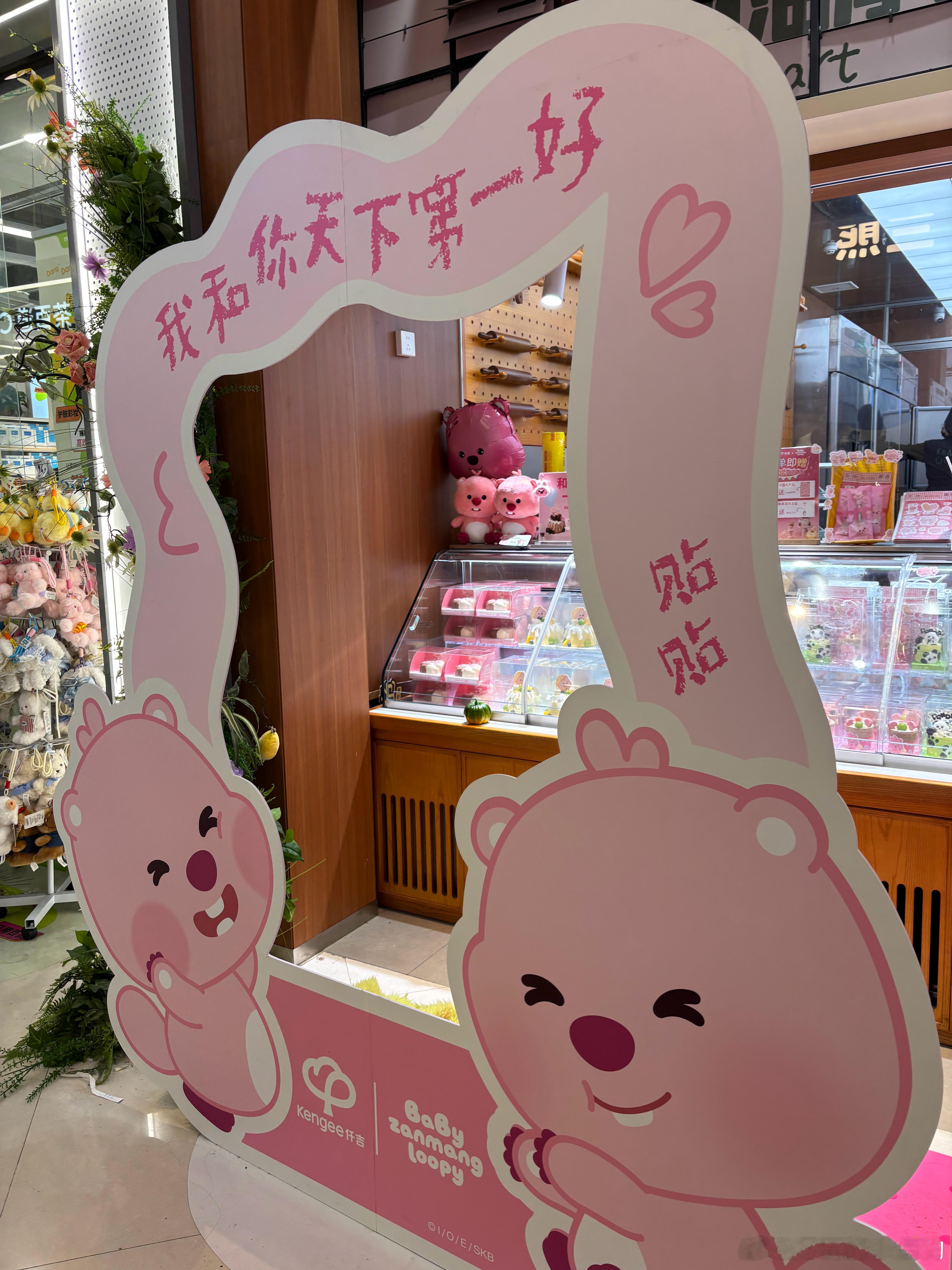 晚高峰将至商场负一楼的面包店里【闪送】小哥争分夺秒取餐 ing 