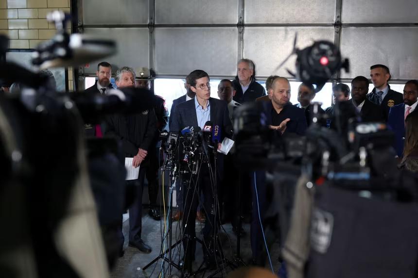 【数日之后枪手仍逍遥，当局是如何失职的】（CNN）周日清晨，普罗维登斯市长布雷特