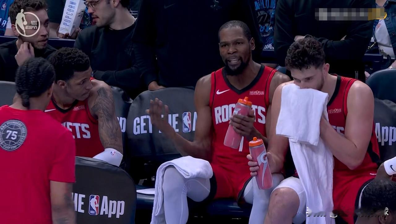 火箭当家球星杜兰特又给队友们训话了！在今天火箭客场挑战雷霆的比赛中，当时比赛进行