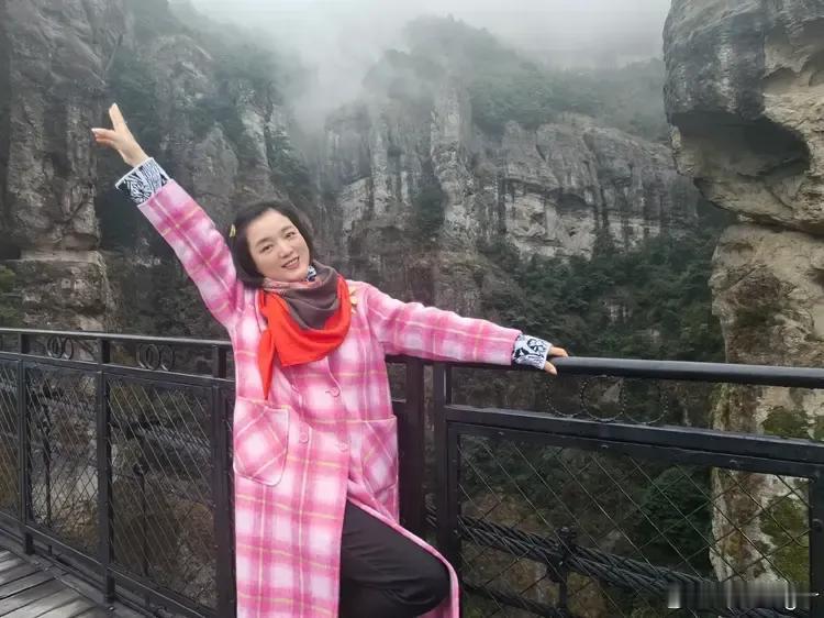 著名歌手白雪晒出和友人一起到白沙岛旅游的照片，49岁状态真好。照片中，白雪身穿粉