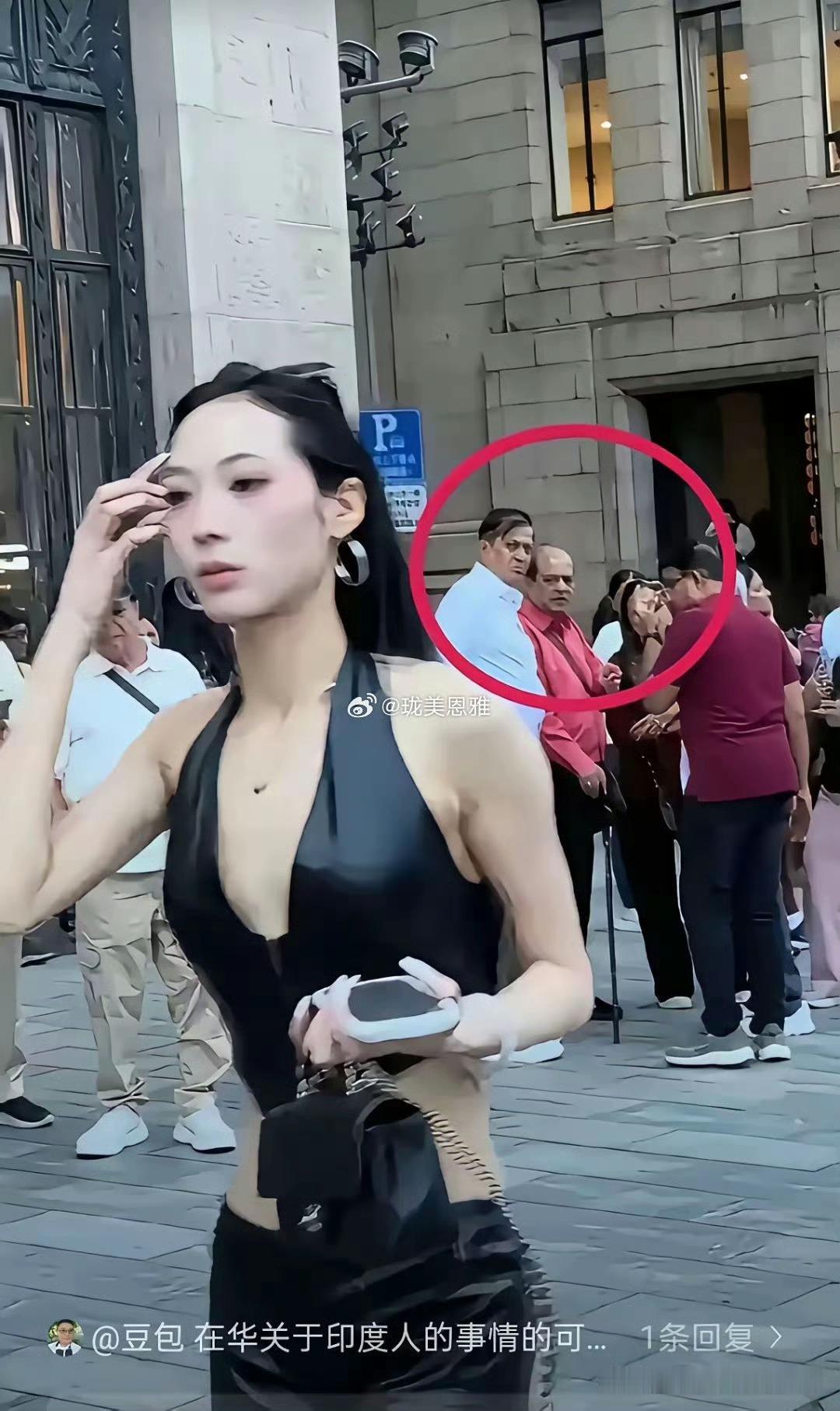 上海外滩惊魂，一女子被印度三哥死盯几十米！若果是在印度多半危险了！国家应该严控印