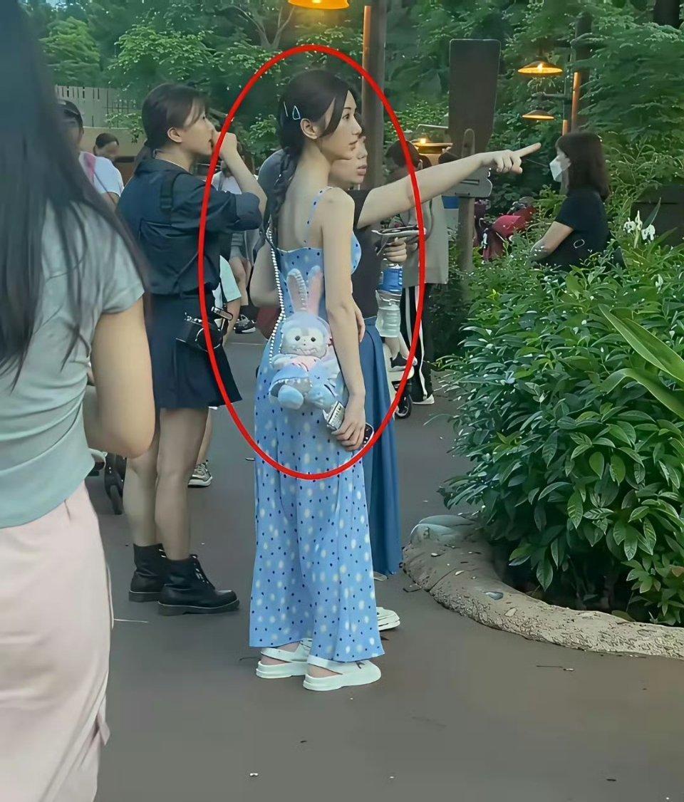 这图如果不是P的，那毛晓彤的身材比例太虐了，看起来比例五五分 ​​​