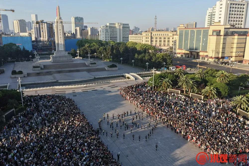 南昌不愧为网红旅游城市，晚上9点半在中山路骑电动车居然堵车！！!节假日不逛闹市区