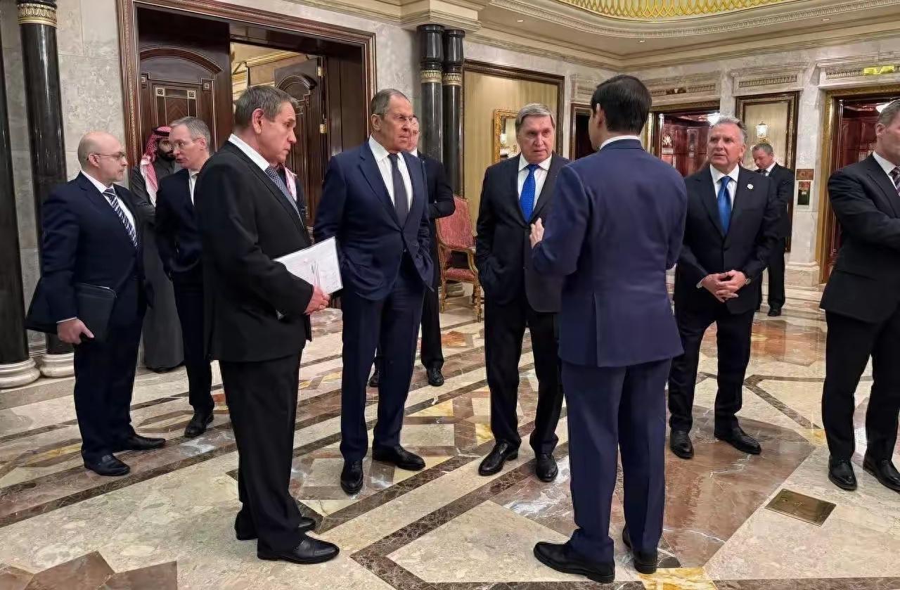 【美俄继续保密，乌克兰全文公布：泽连斯基这是有多焦虑】12月24日，俄罗斯克里姆