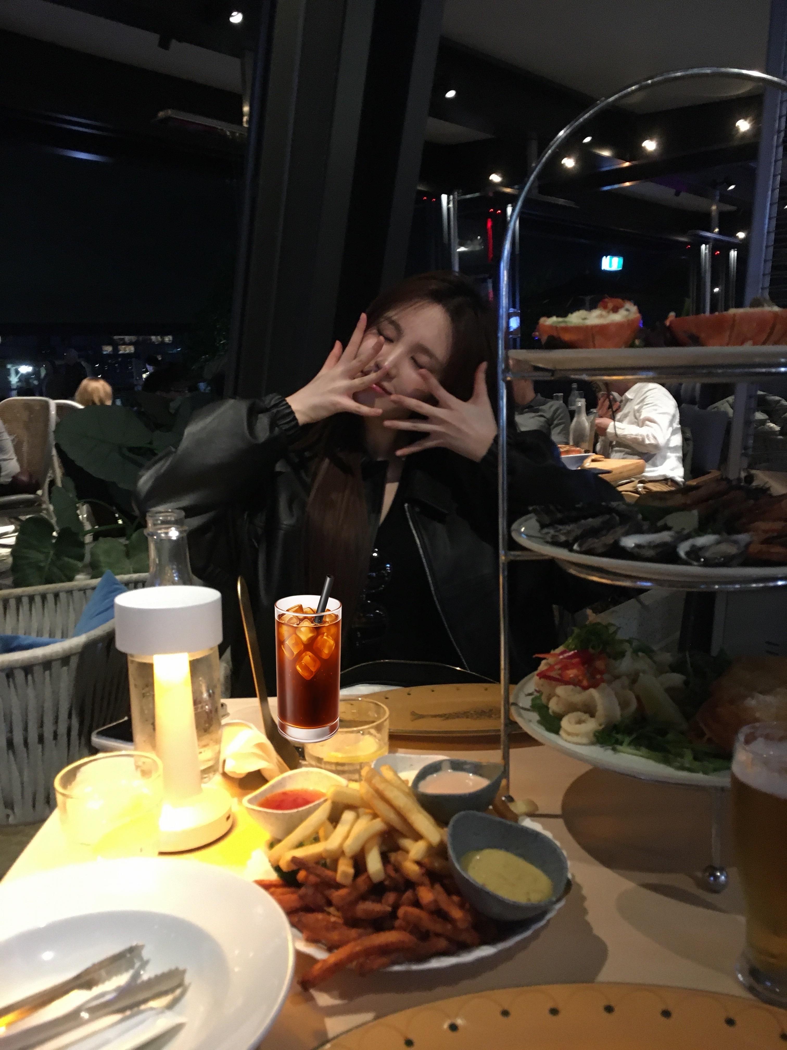 这🐱偷偷喝啤酒拿emoji挡住呢！😆😆但是好美☺️ 