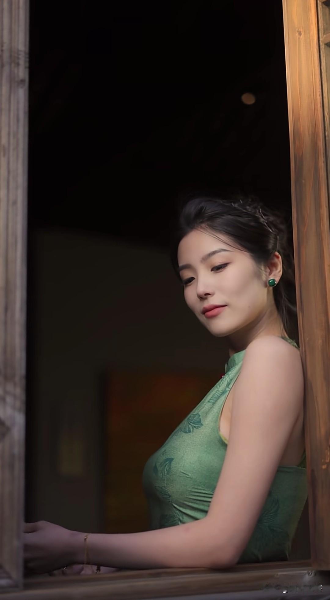 老宅里的青春岁月，值得品味。灵魂里有书香氤氲的女子有多美 有哪些美女让人过目难忘