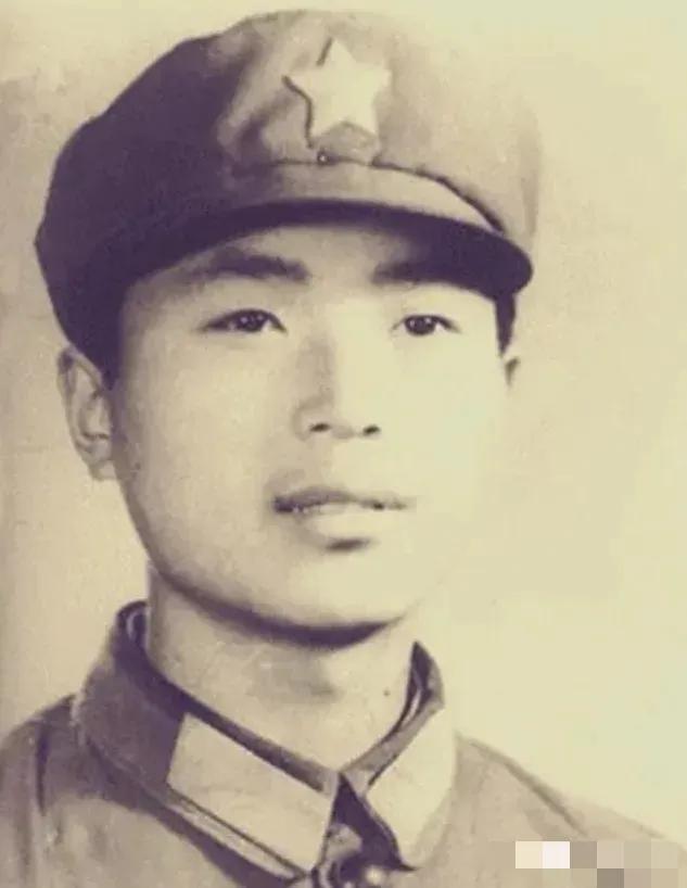 1985年，老山前线，17岁的战士顾克路，被越军炮弹炸成两截，副连长孙兆群见状，