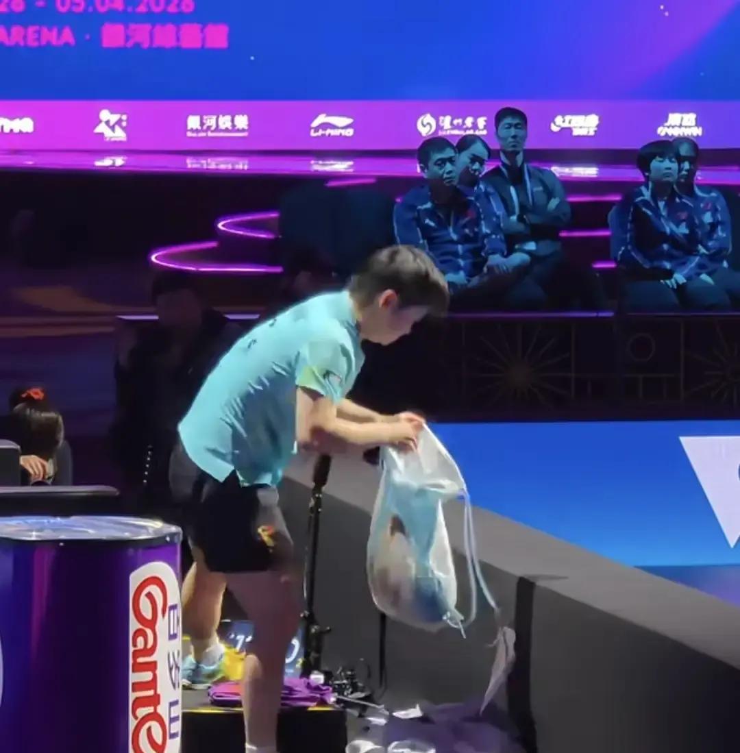 莎莎换衣服佳佳全程盯 这从小攒到大的闺蜜情太好磕了

刷到乒乓球赛事的幕后花絮，