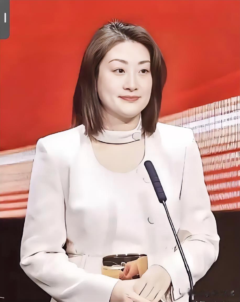 宗馥莉这次是真狠啊，
新饮料“果然啵啵”上市，
包装上翻遍，“娃哈哈”三个字一个
