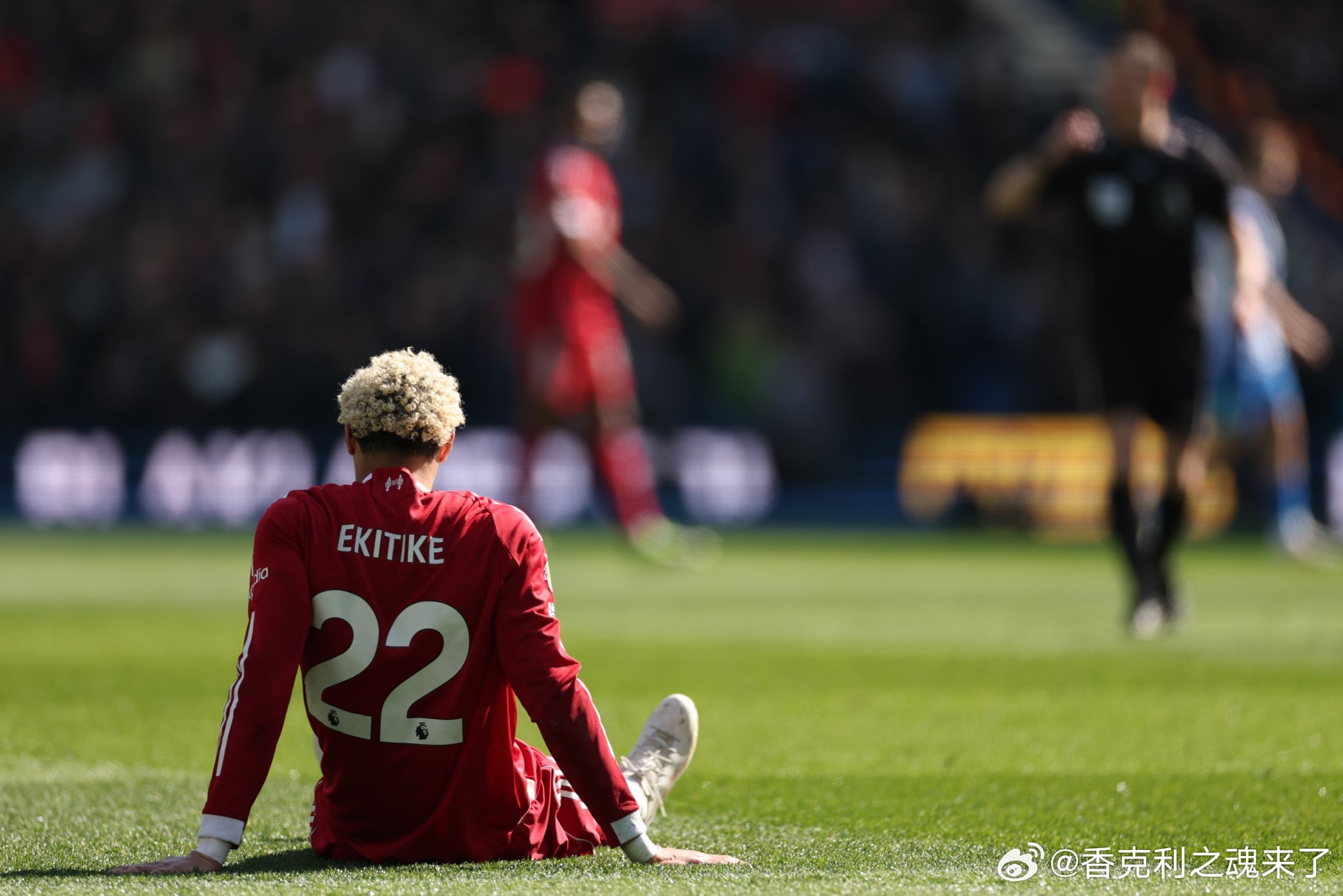 法国媒体透露埃基蒂克大腿上有一块严重的瘀伤。但据信并不严重。 