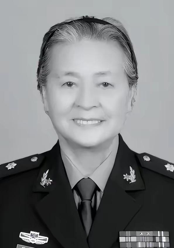 2008年的汶川地震，成都军区某位军长，猛的从凳子上站了起来，厉声训斥一名手下：