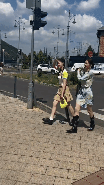林允的美商太高了，沈梦辰真的招架不了，每次她俩一起出场，目光都被林允吸引了！关键