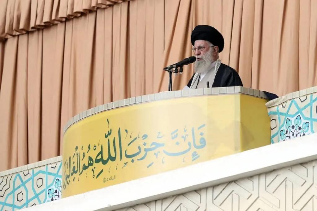 伊朗的反击比想象中更迅猛，6轮导弹洗地后，美国第五舰队总部也遭到袭击。可令人没想