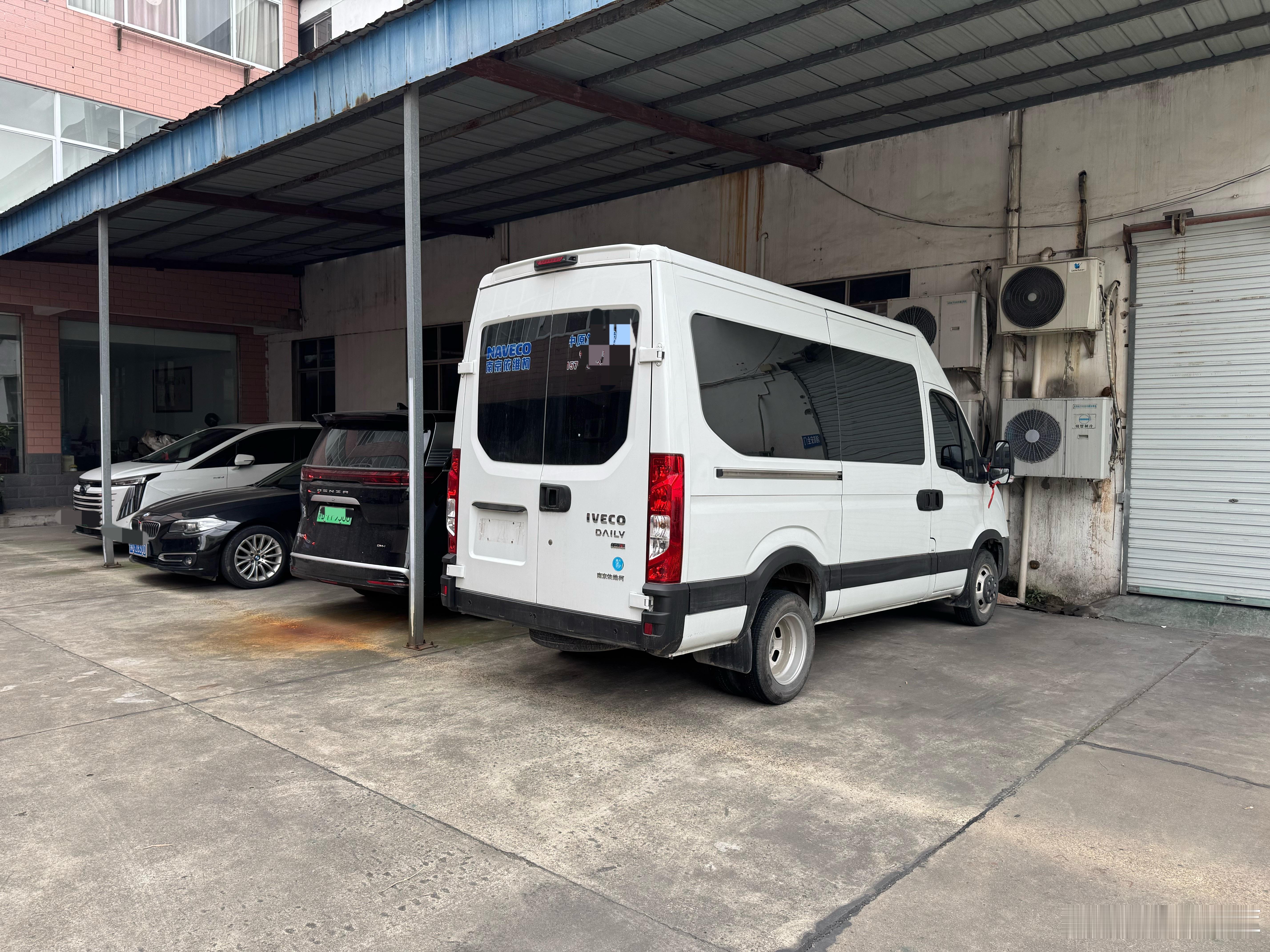 来前黄拿一台依维柯别人抵债给这老板的5000公里准新车 8.8拿下高顶的 改装成