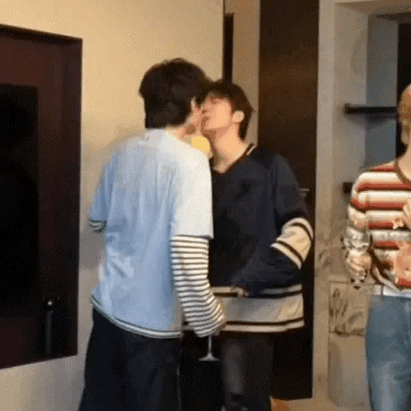 宋亚轩刘耀文差点亲上了甜度超标！宋亚轩刘耀文贴脸暴击，差0.1cm就亲上？时代少