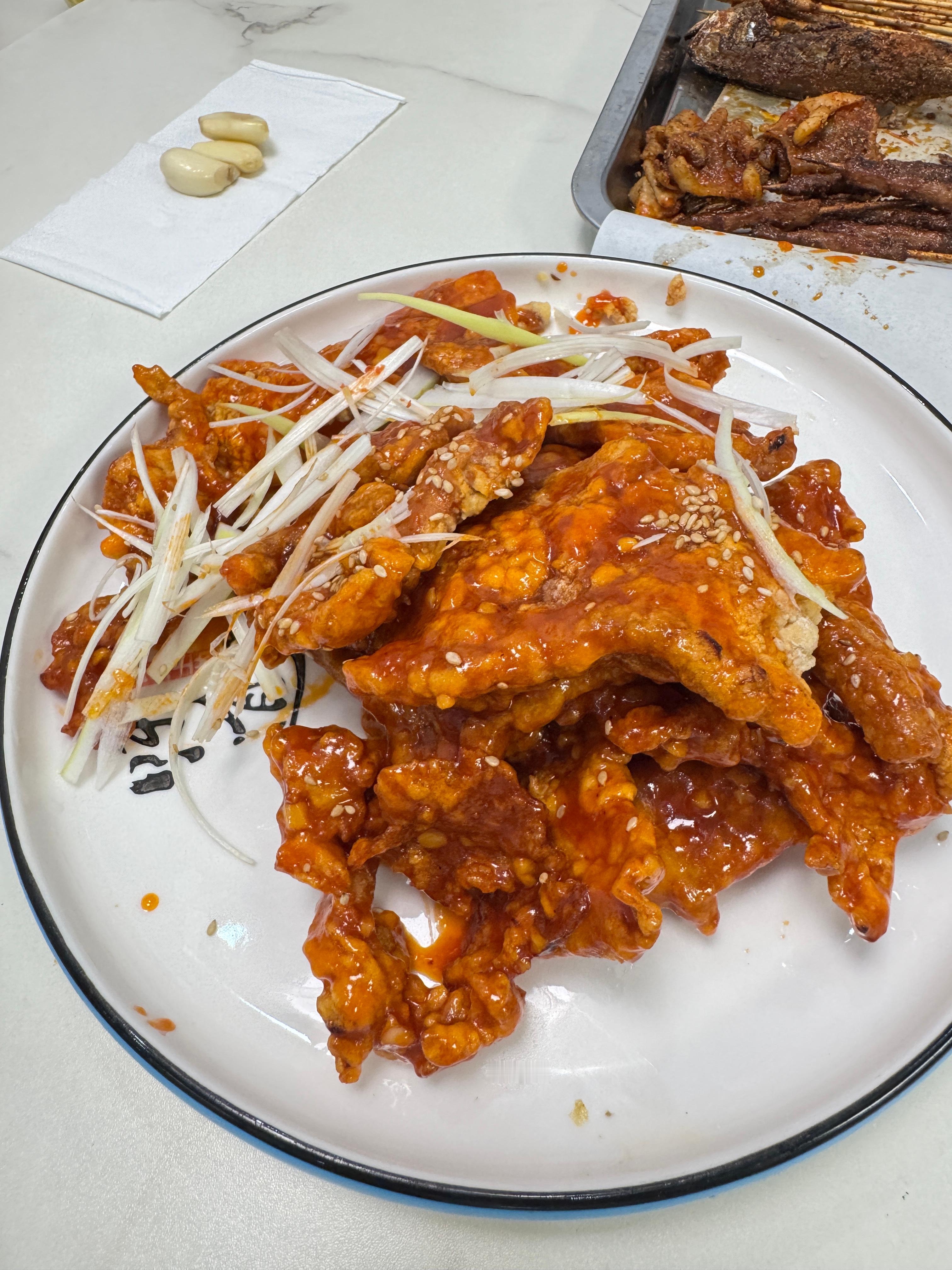 作为一个东北人，今天头一回尝到了番茄酱口味的锅包肉，属实有点颠覆认知了[泪奔] 