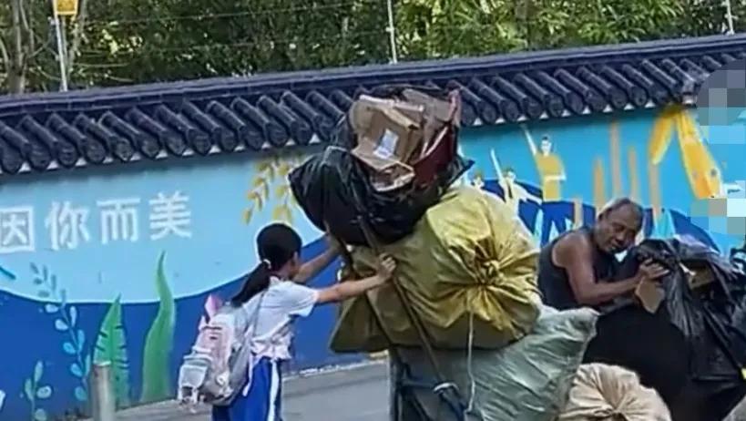 深圳街头最温柔一幕！小学生女孩默默撑住推车，小动作看哭众人

深圳龙华街头，一个