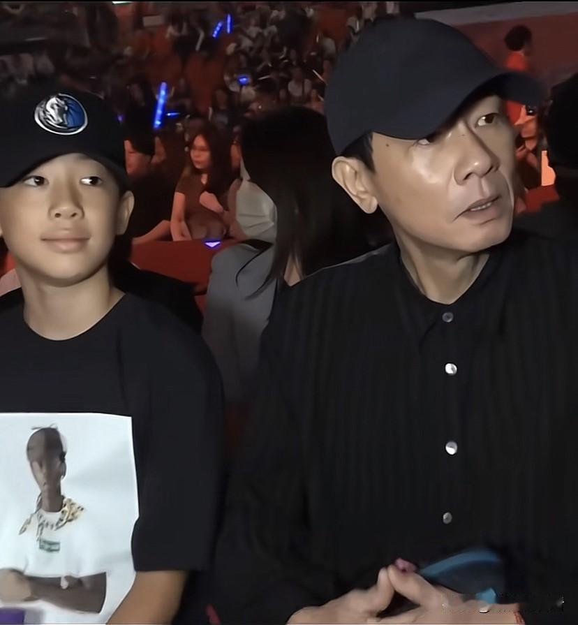 陈小春带大儿子看演唱会，小春春全场乖巧，和在妈妈面前完全不同，坐姿端正嘴微微抿着
