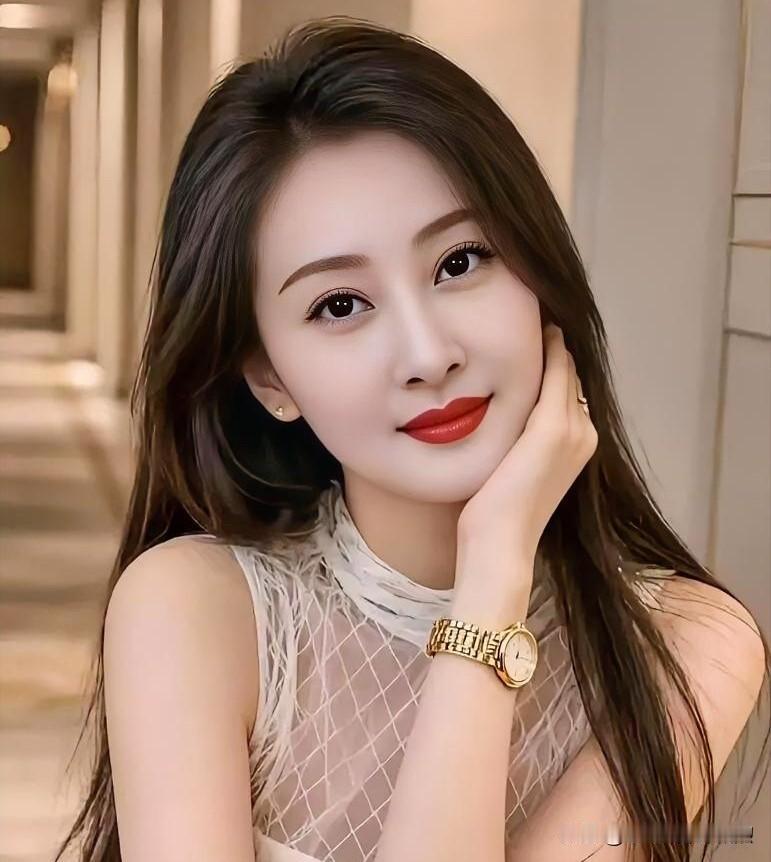 微透网纱上衣配璀璨金表，托腮浅笑间流露温婉。优雅气质在腕间流转，诠释精致女人味。