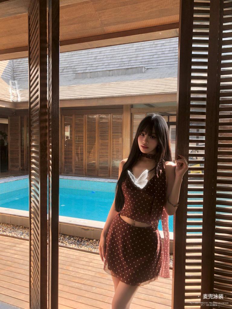 泰兰德度假风～波点咖色显白高级感泳装穿什么颜色的泳衣更安全? 游泳时穿什么颜色的