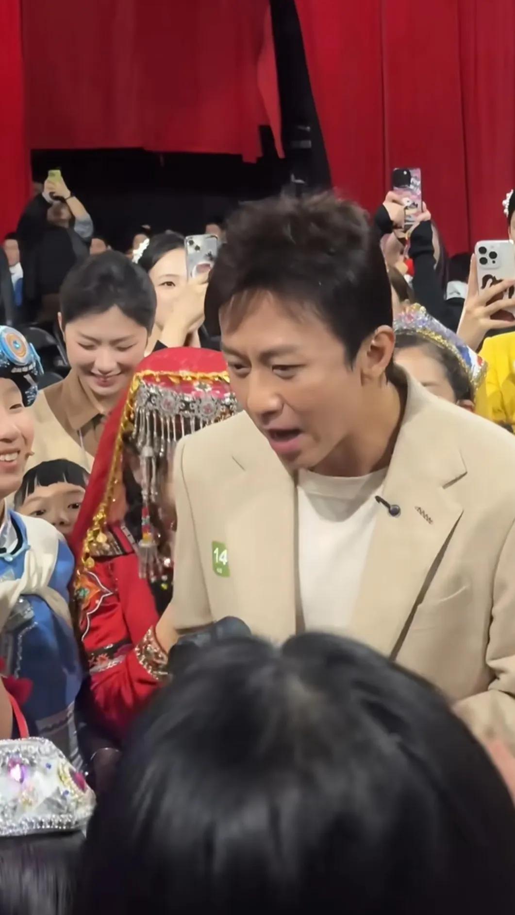 春晚后台的邓超。看他也很疲惫了 但还是很耐心和小迷妹们互动。满满的正能量。这才是