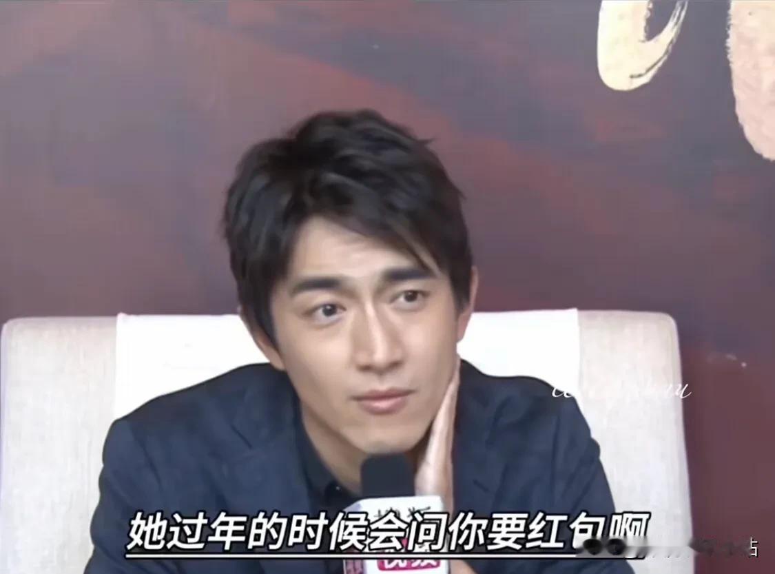 记者：“听说丽颖过年的时候，会问你要红包之类的是吗？”

林更新：“是！”（表情