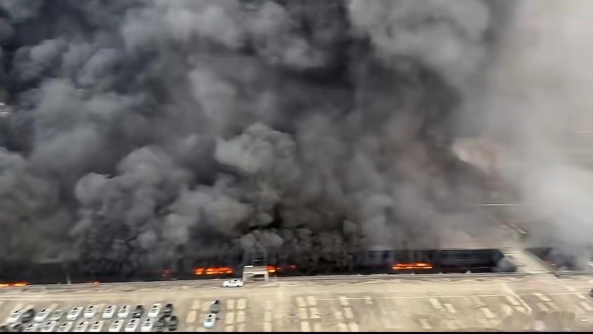 比亚迪公司起火上个月刚去了，一定平安啊 