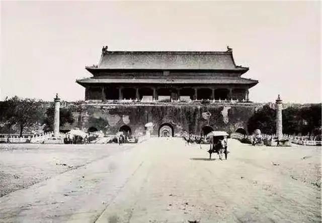 [微风]1969年末，中央打算拆掉天安门广场再重新建设，然而在施工的时候，工人们