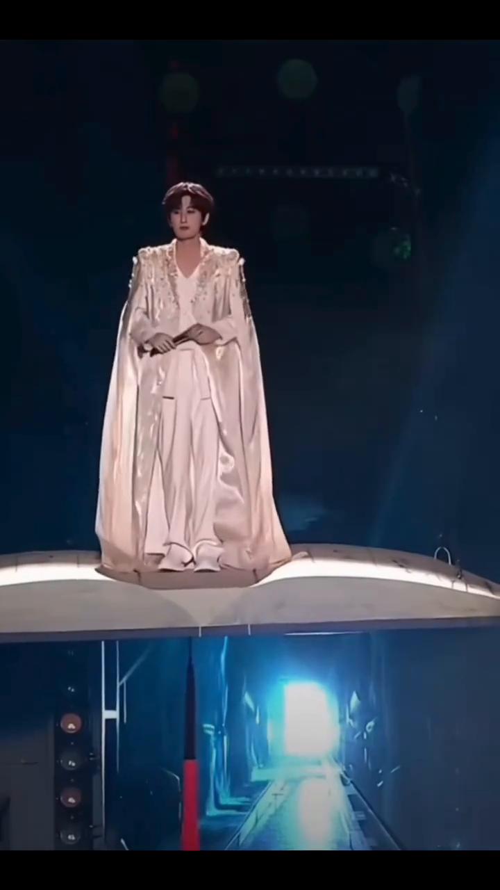 不如就逍遥红尘里，跨越山海终又相遇，咫尺天涯未曾远离，谁能够猜得透结局，往事又无