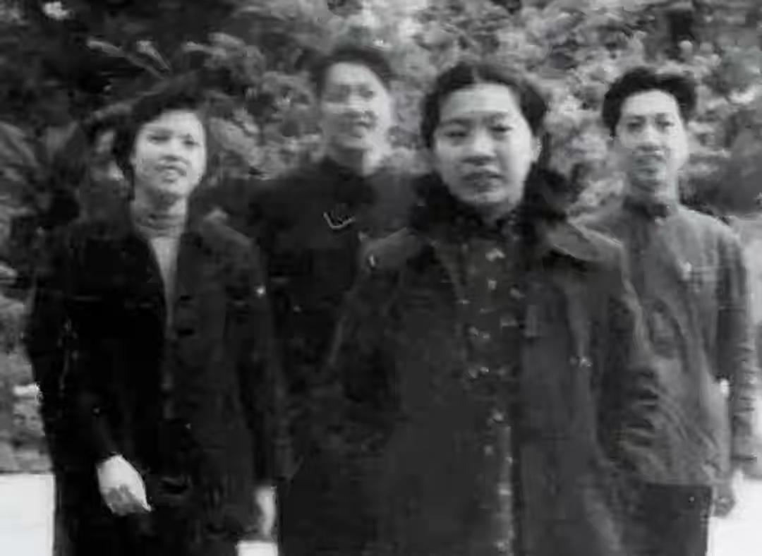 62年，毛主席在上海接见一女演员后：不要告诉别人你的表是我送的。

那句話說得輕
