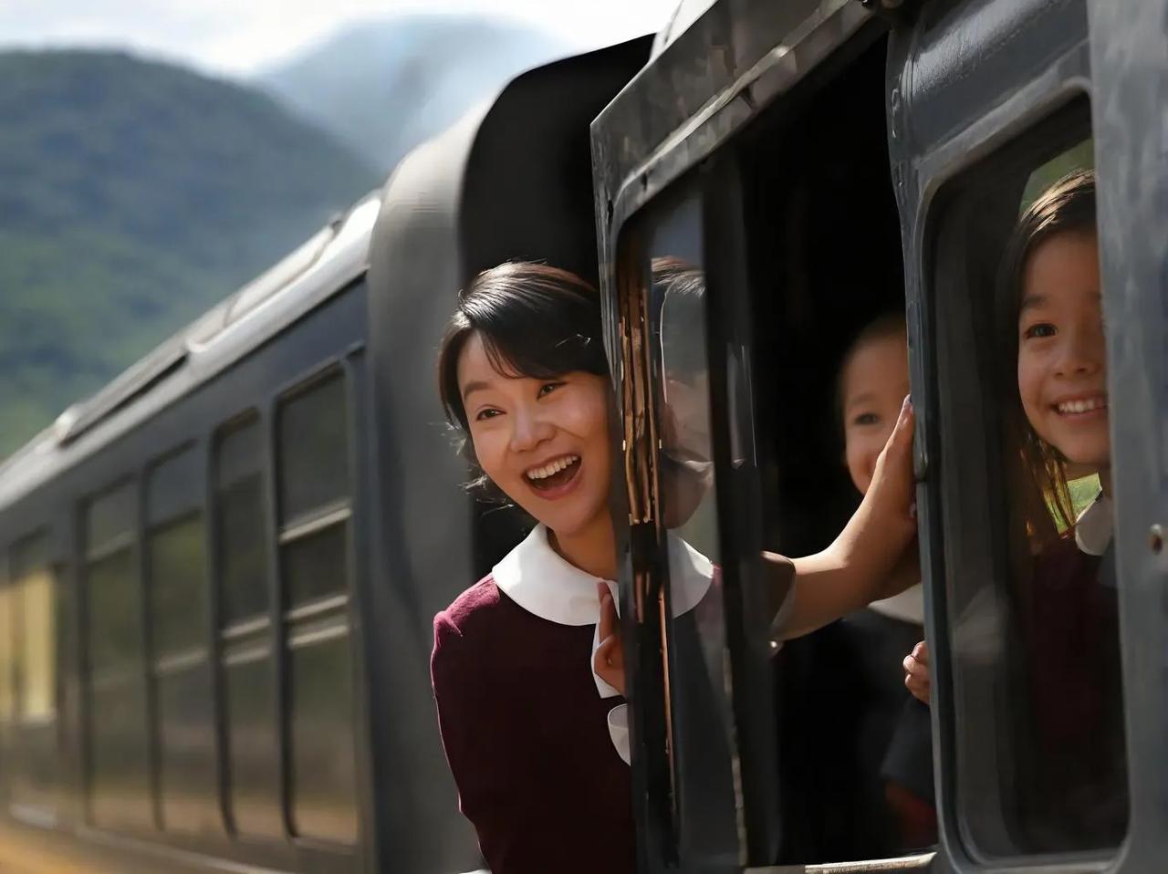 闫妮是一位才华横溢、坚韧不拔、乐观向上且充满母爱的女演员。她的演艺经历和个人生活