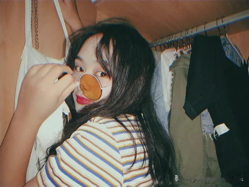 不同阶层的女生是很难同情的。
有钱的江浙沪独生女和没钱的江浙沪独生女之间也很难共