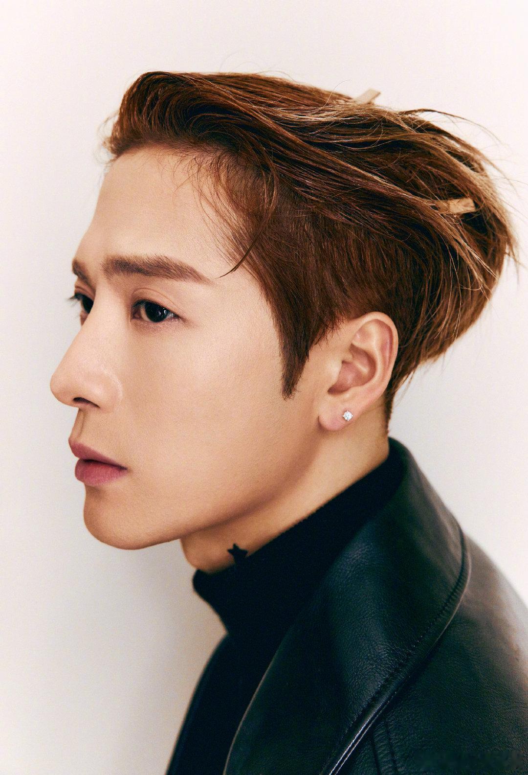 王嘉尔为镖人献唱唯一主题曲微博之夜名场面！拿下年度国际号召力歌手，吴京现场官宣他